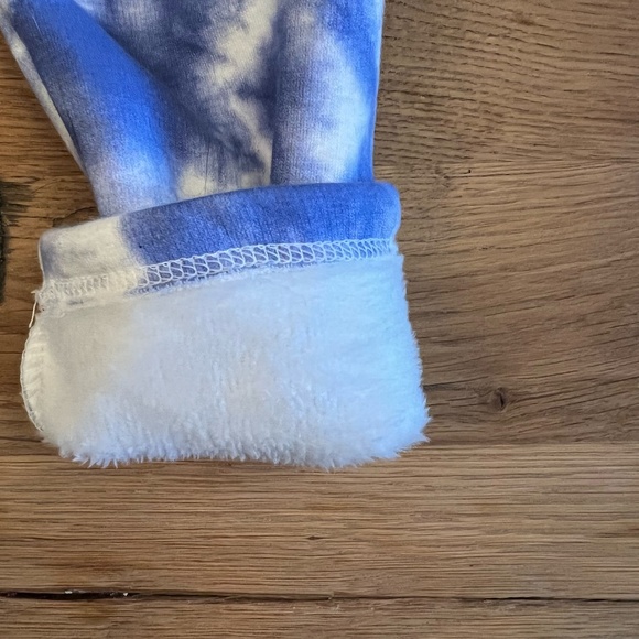 GAP. Size S (girls), NWOT fleece lined blue & white tie dye leggings. - Picture 6 of 6